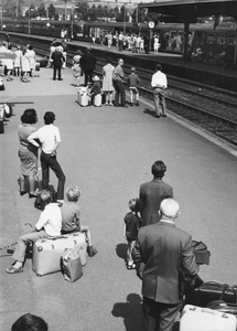 171336 Afbeelding van wachtende treinreizigers op het perron van het N.S.-station Valkenburg te Valkenburg.